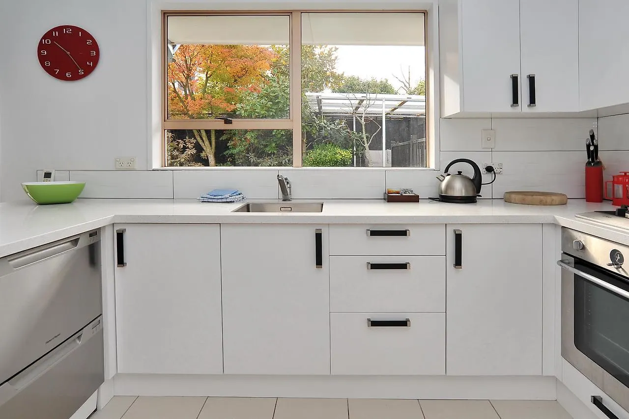 Relaxed 3Br Hideaway - Outdoor Living & Pets - Christchurch Holiday Homes 0*,