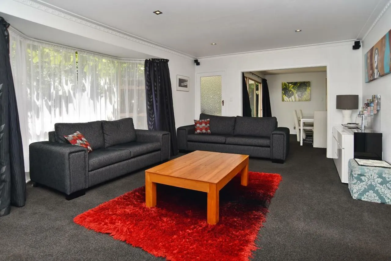 Relaxed 3Br Hideaway - Outdoor Living & Pets - Christchurch Holiday Homes 0*,  Νέα Ζηλανδία